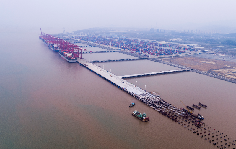 宁波舟山港梅山港区6号集装箱泊位通过交工验收