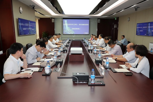 深圳市口岸办主任王守睿,深圳海事局局长李为带队于5月23日上午前往