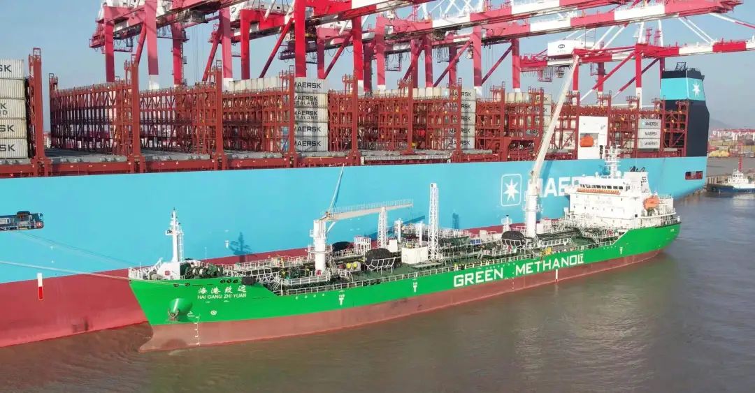 中国首次大型绿色甲醇动力集装箱船舶“船-船”同步加注-中华航运网