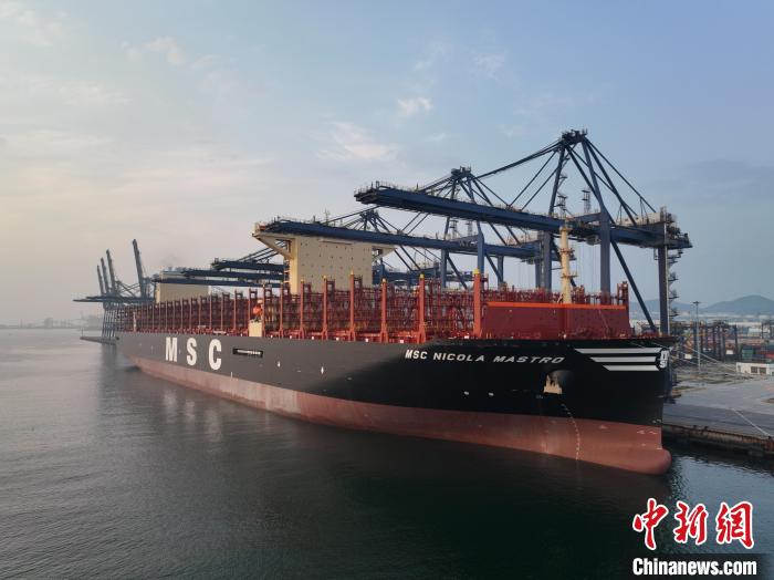 大连港迎来全球最大集装箱船“地中海尼古拉·马斯特罗”号